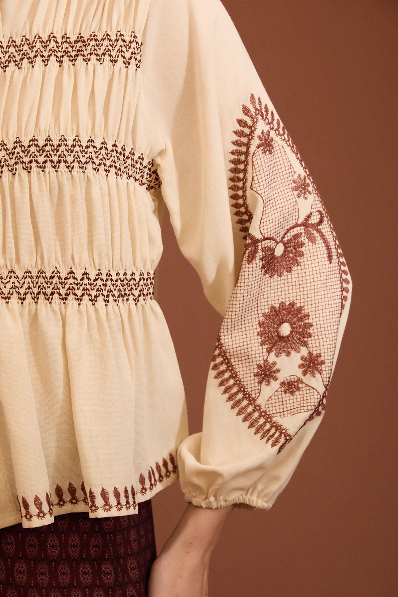 Meisie Blusa bordada com folhos Tostado