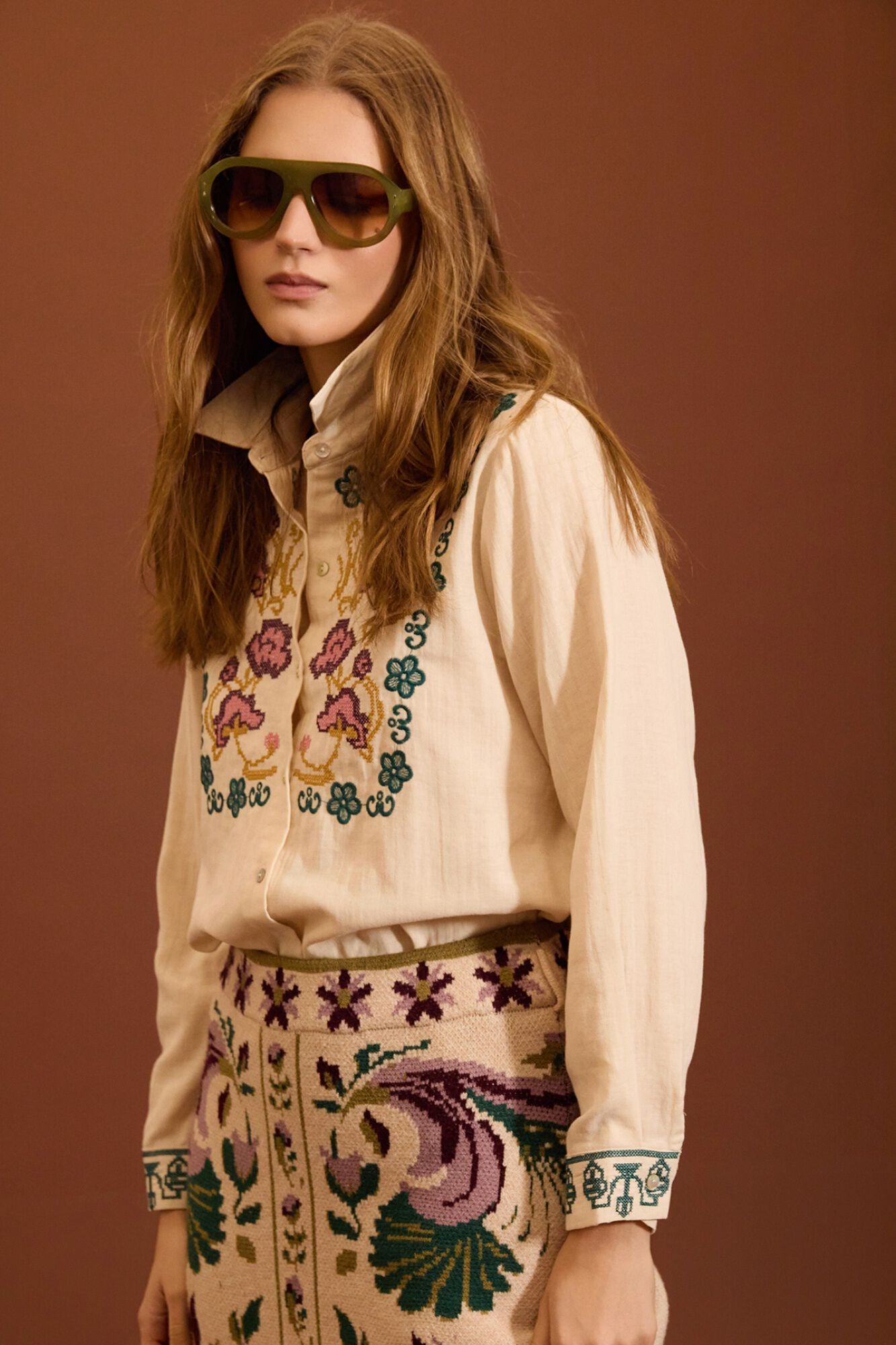 Meisie Camisa com bordado floral Tostado