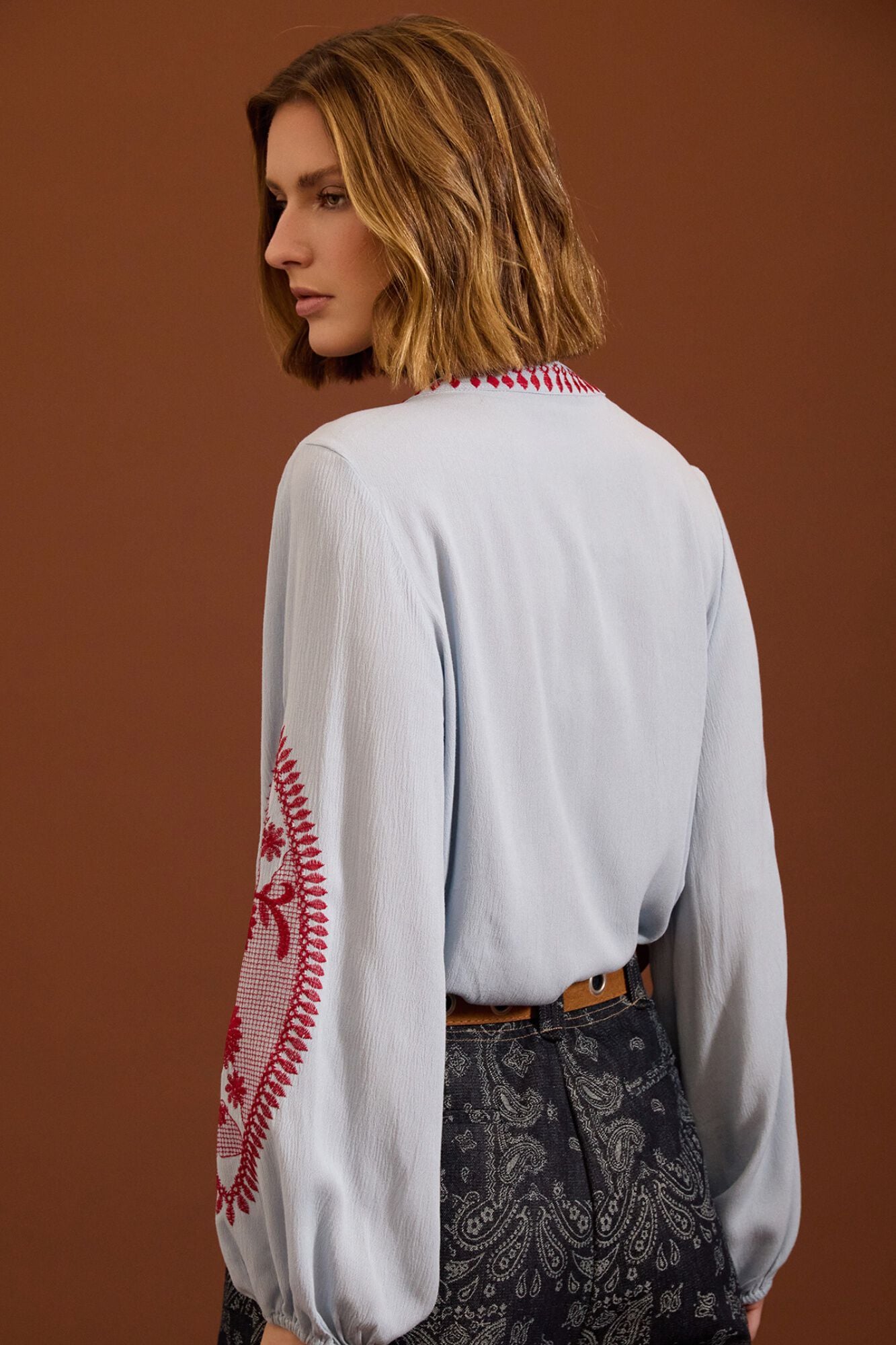 Meisie Blusa bordada com folhos Azul