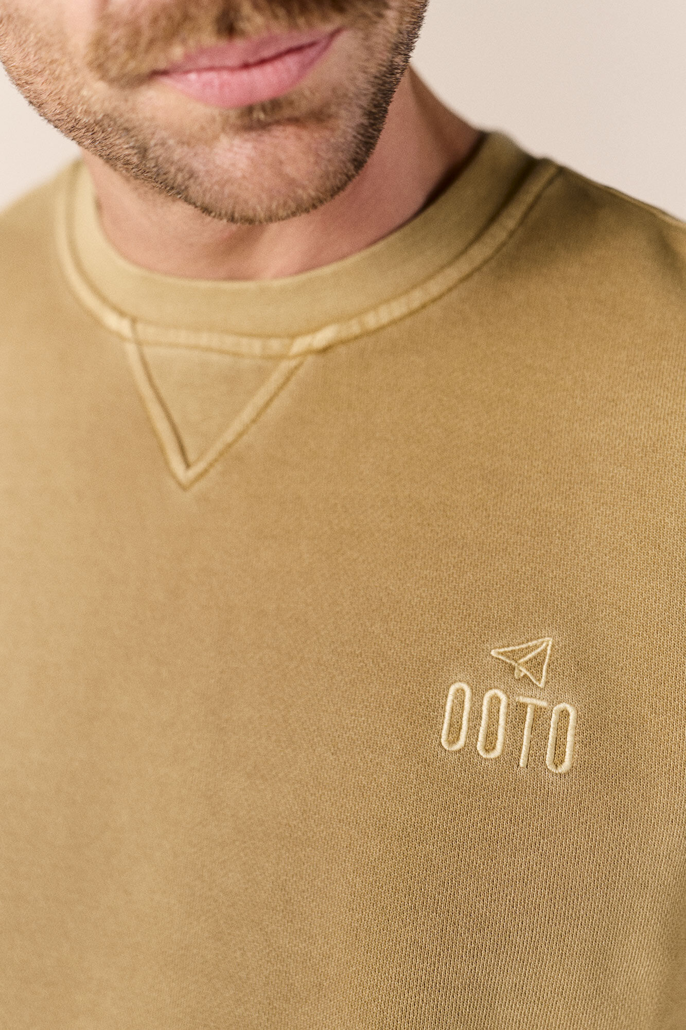 OOTO Sweatshirt b&aacute;sica lavada gola redonda Castanho