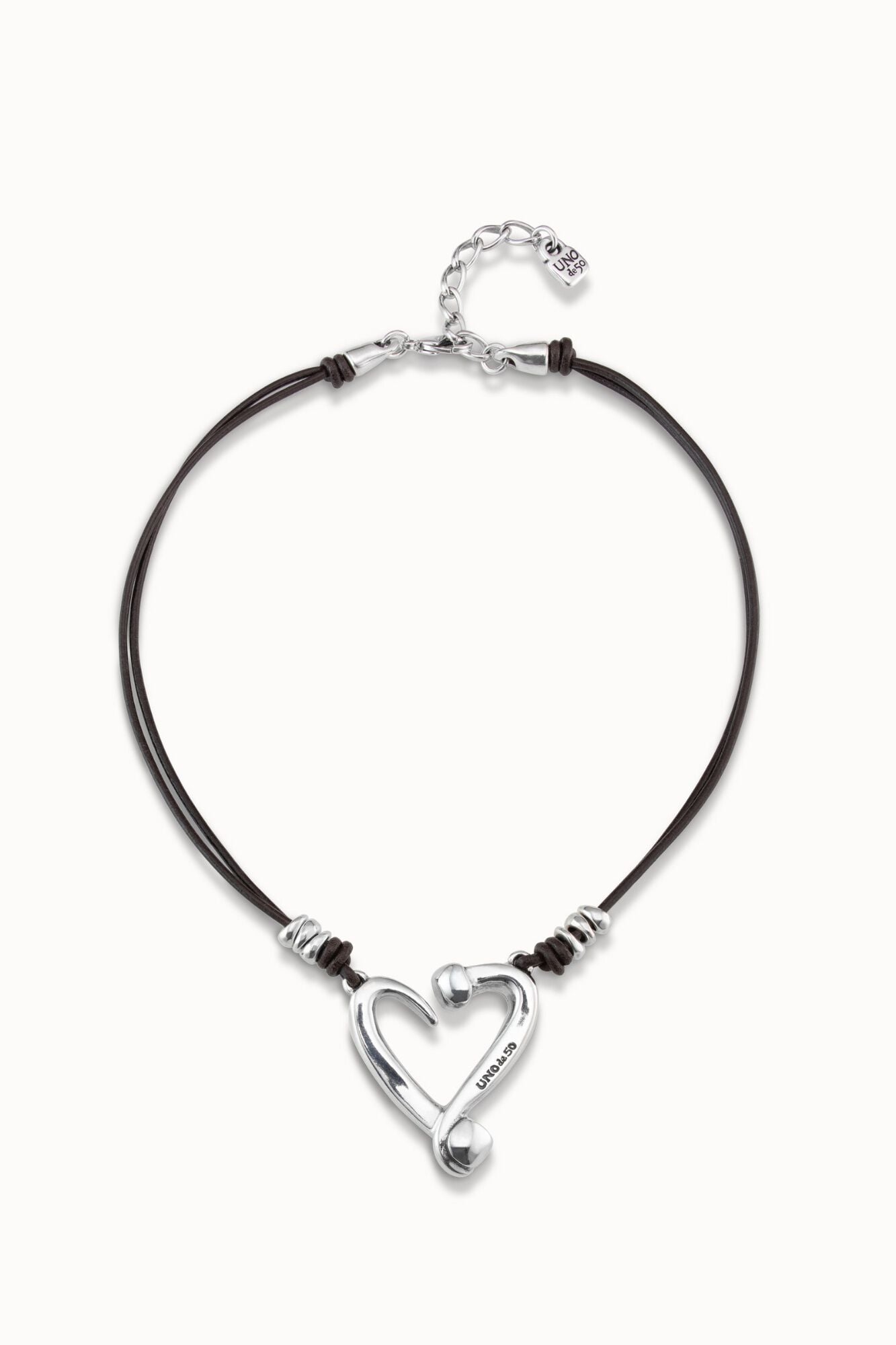 UNOde50 Collar cuero coraz&oacute;n ba&ntilde;o plata