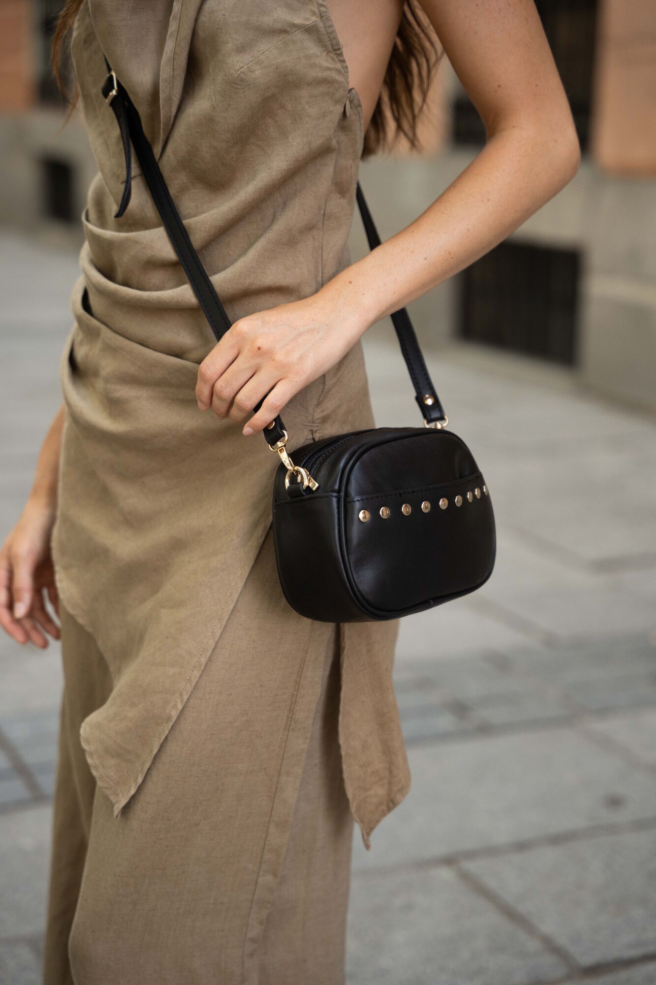 The Code Mala a tiracolo Lola em pele com tachas