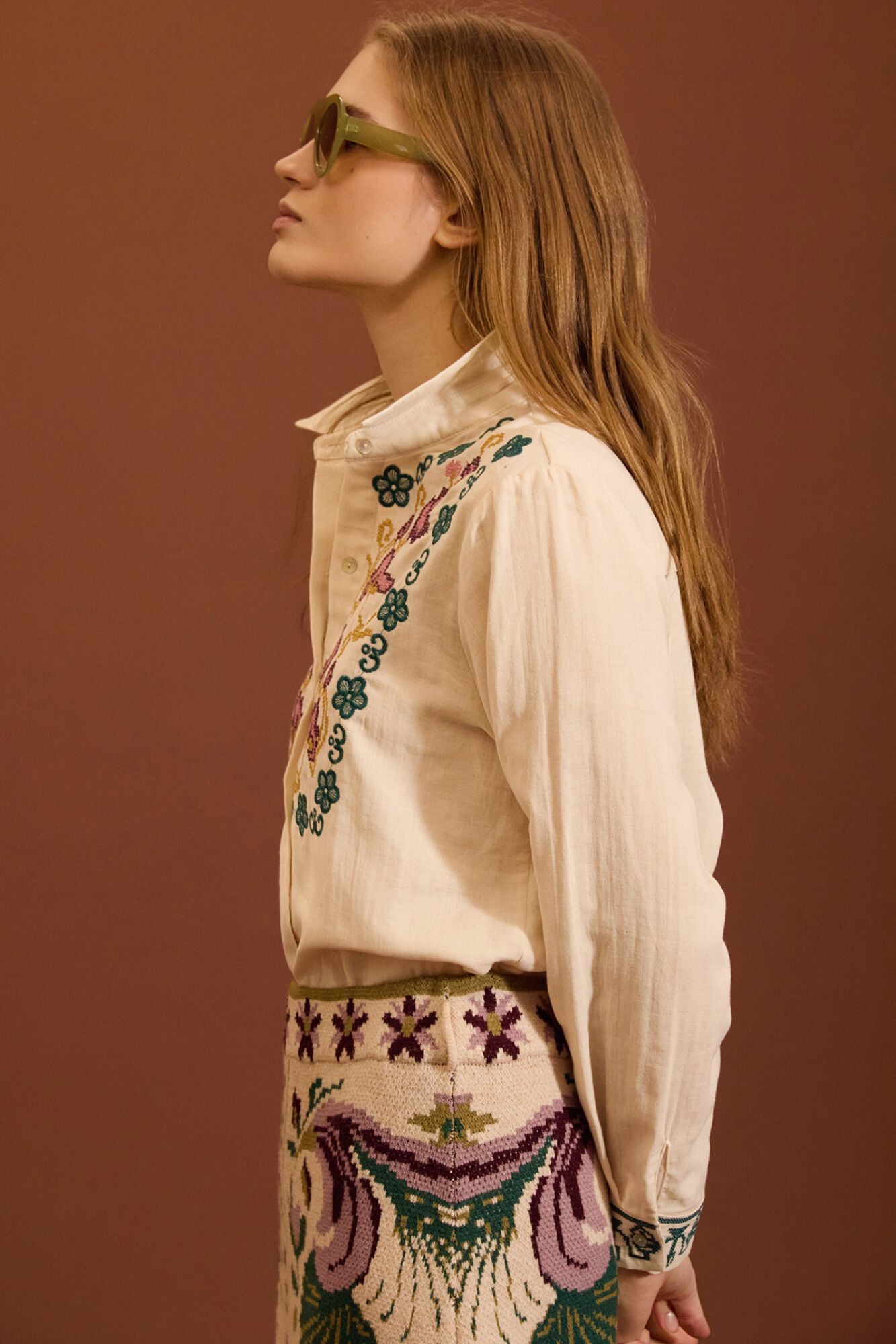 Meisie Camisa com bordado floral Tostado
