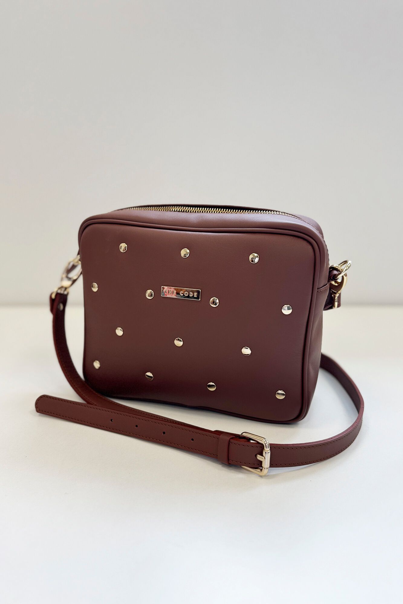 The Code Bolsa a tiracolo Charlotte em pele e tachas Castanho