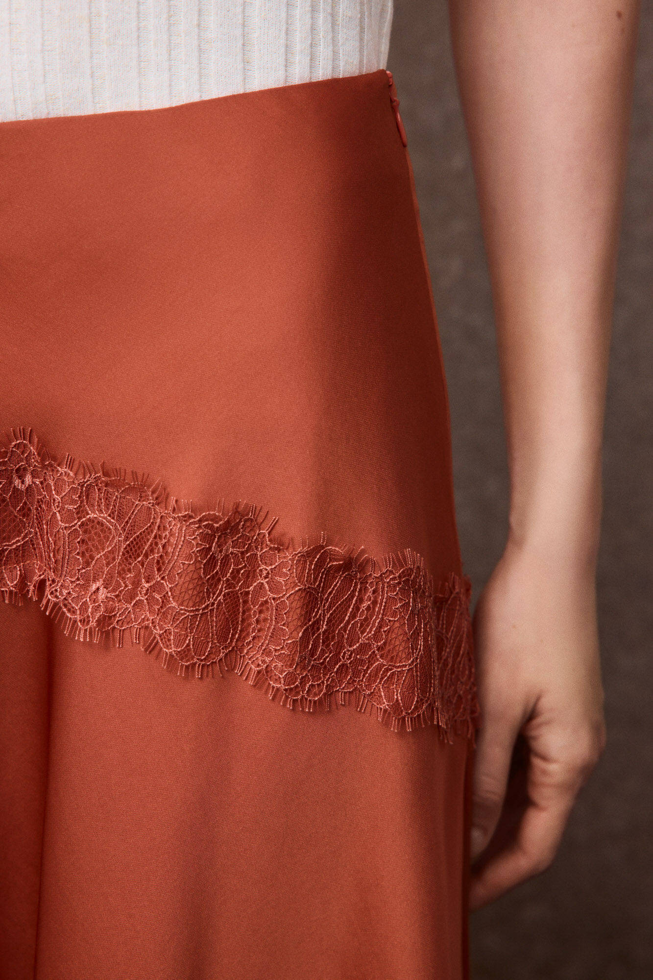 Slowlove Falda midi de sat&eacute;n y encaje Coral