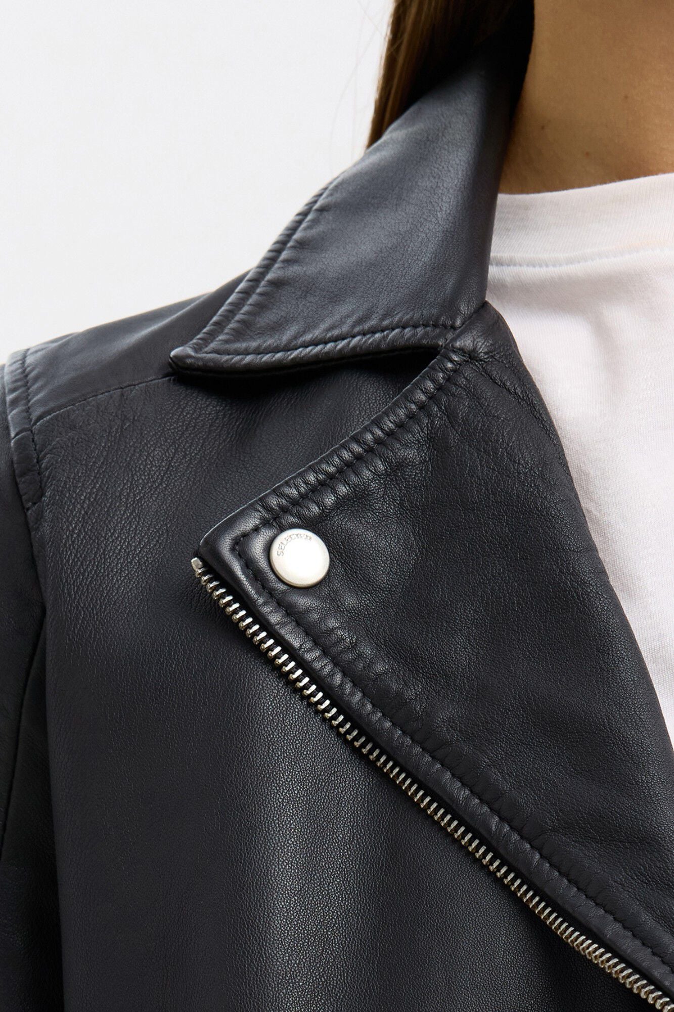 Selected Blus&atilde;o biker cropped 100% couro.