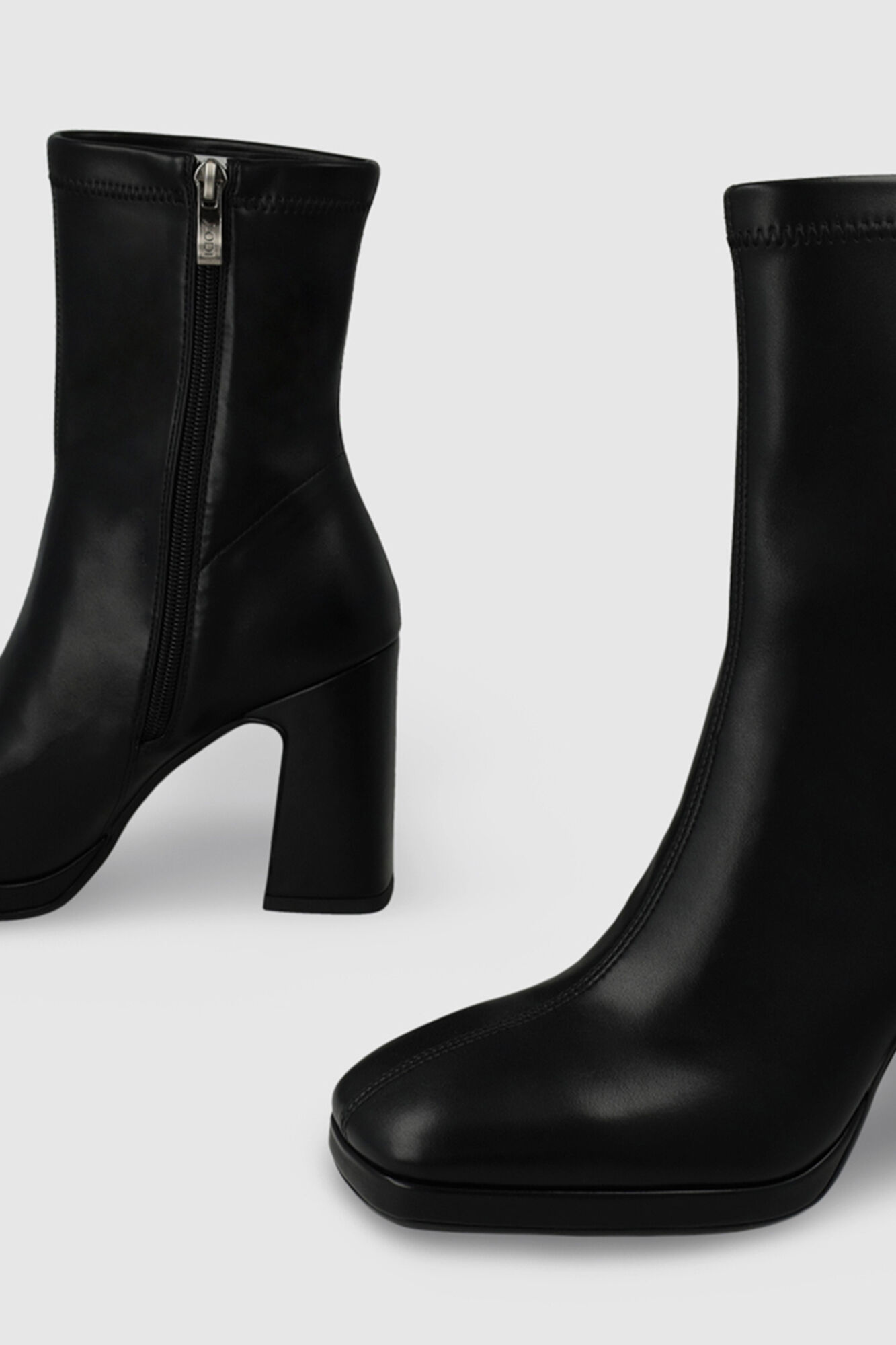Lodi Botins de camur&ccedil;a com salto Preto