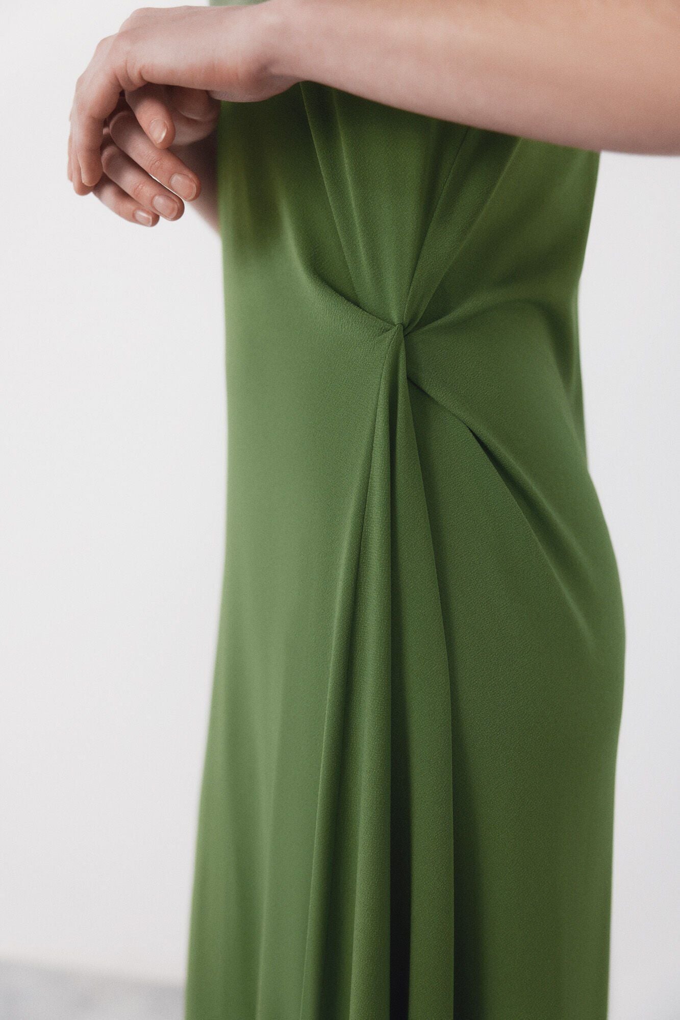 Cortefiel Vestido com n&oacute; lateral Verde