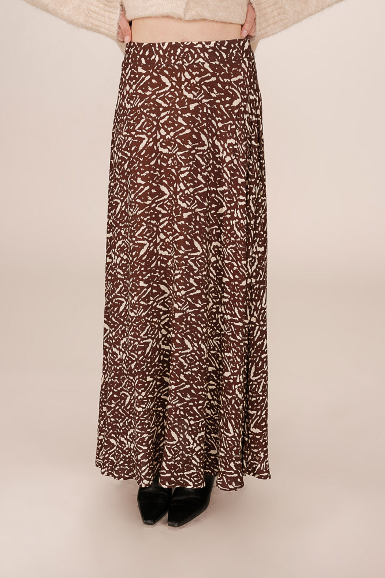 Grace & Mila Long flowing printed skirt with graphic motif Printed brown