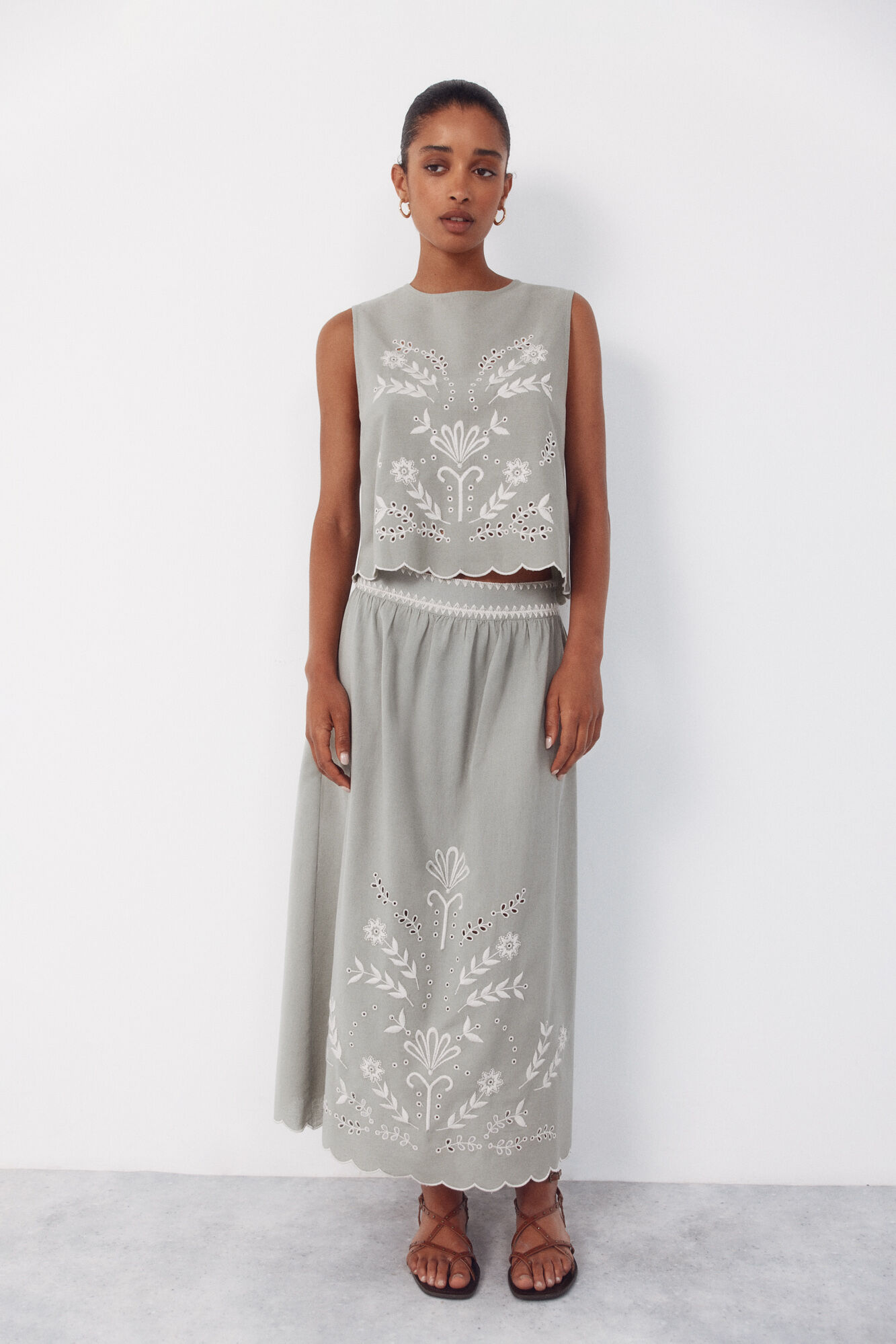 Cortefiel Embroidered skirt