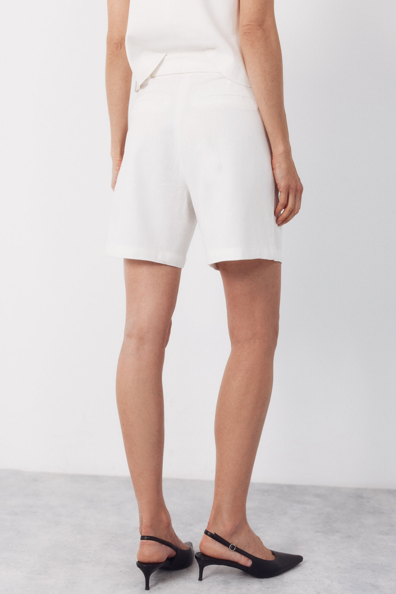 Cortefiel Pantal&oacute;n bermuda con lino Marfil