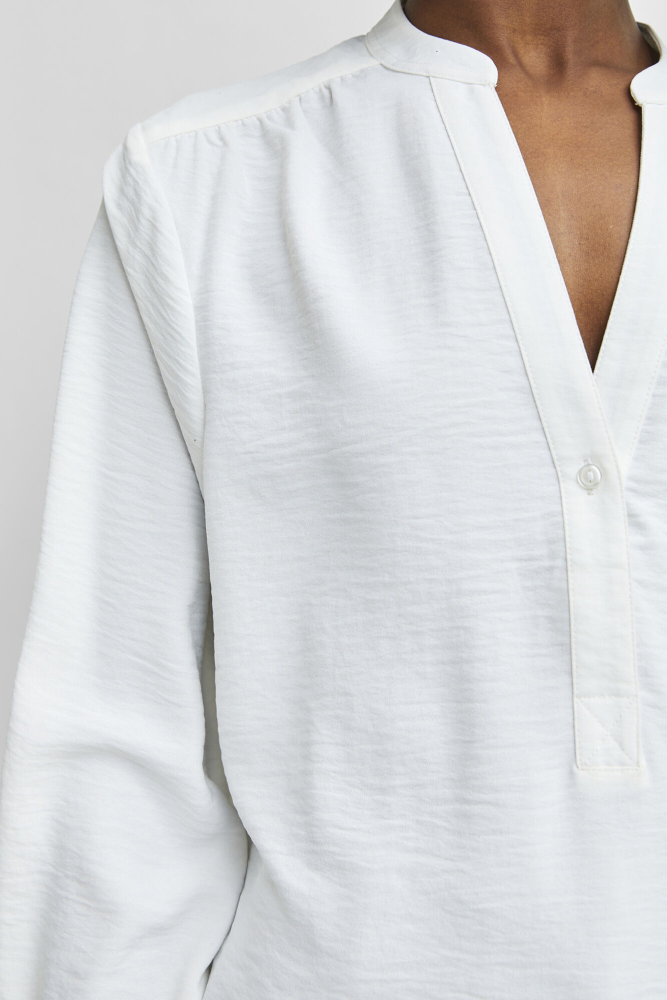 Selected Blusa fluida com decote em bico confecionada com materiais reciclados. Branco