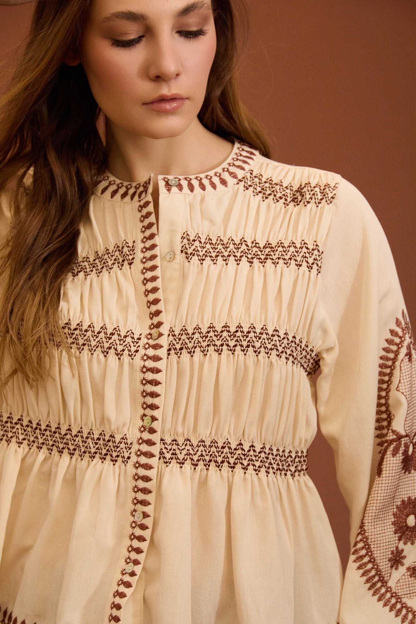 Meisie Blusa bordada com folhos Tostado