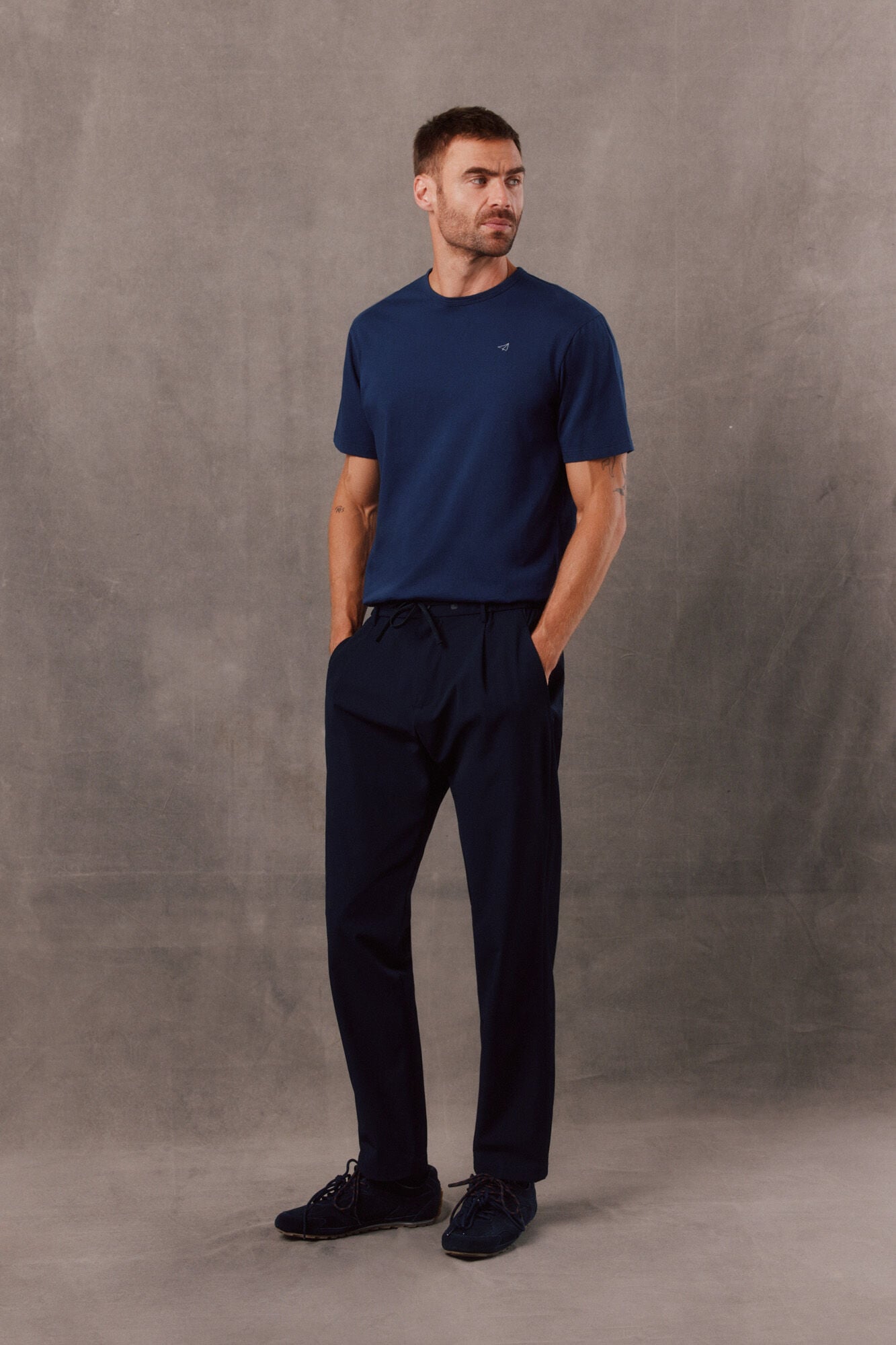 OOTO Jogger t&eacute;cnico con pinzas relaxed