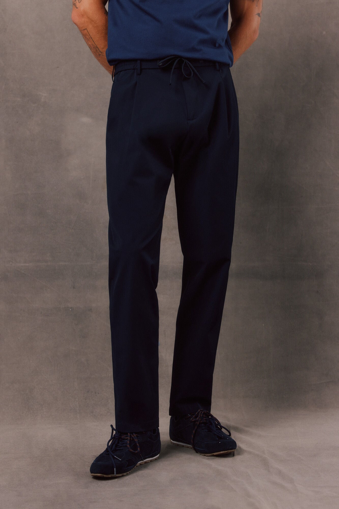 OOTO Jogger t&eacute;cnico con pinzas relaxed