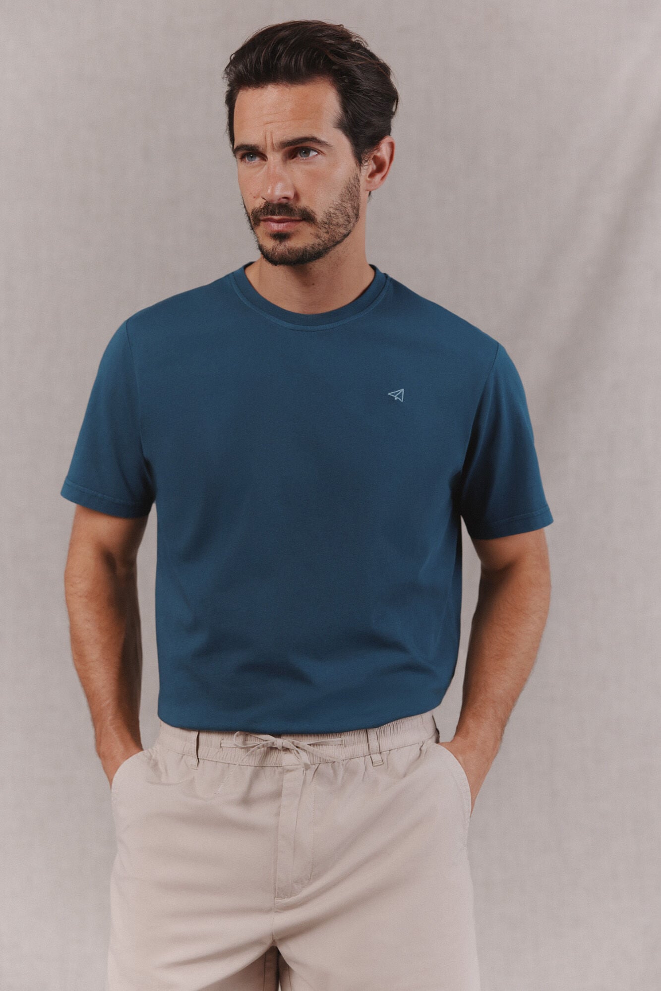 OOTO T-shirt b&aacute;sica lavagem desbotada com bordado avi&atilde;o