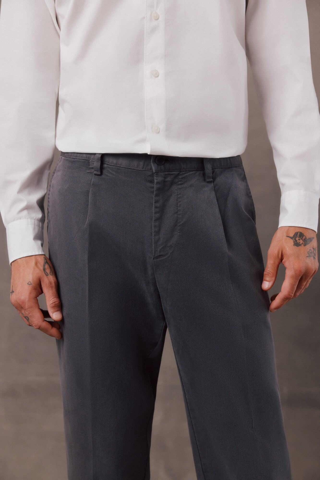 OOTO Cal&ccedil;a de fato coordenado em sarja Cinzento