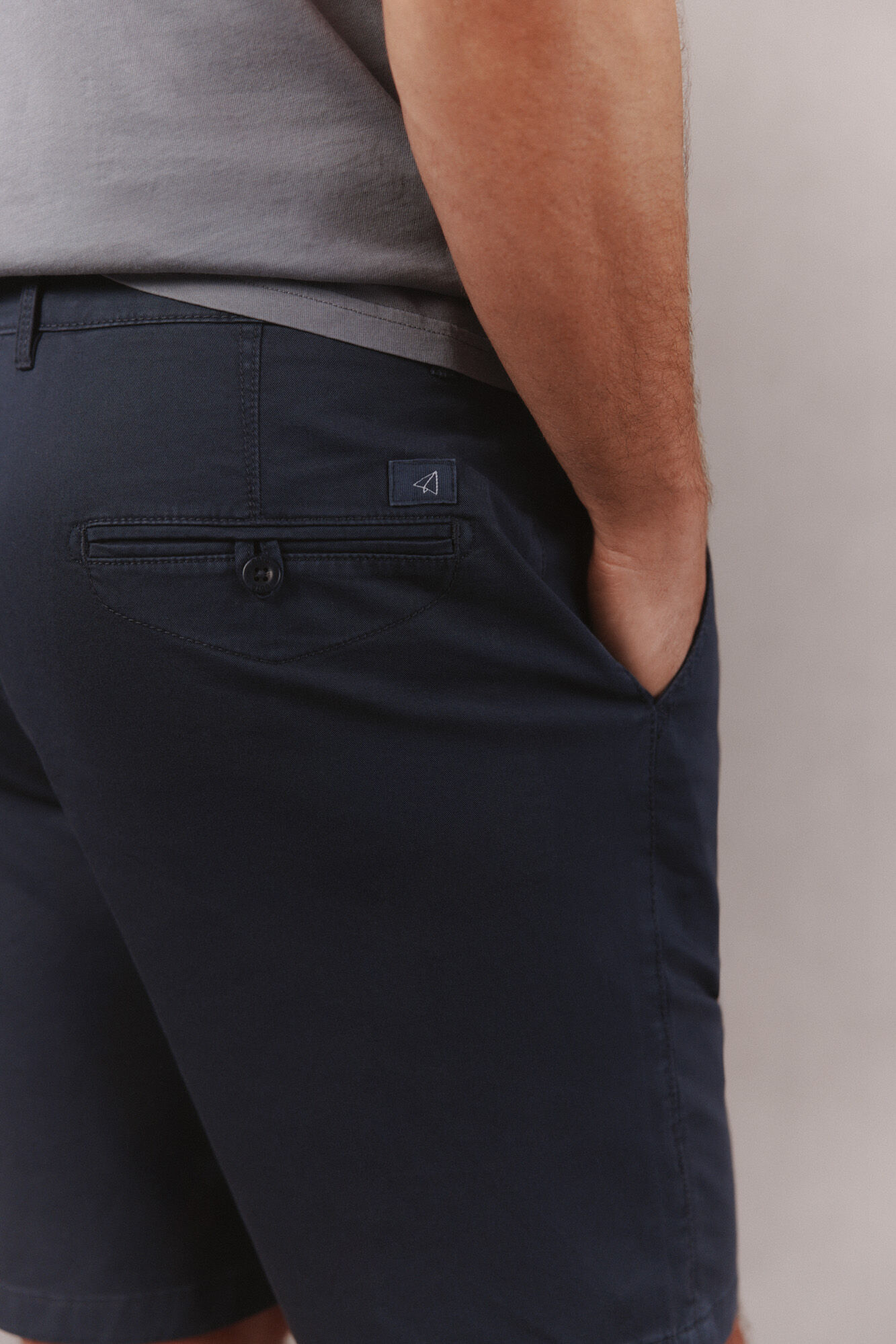 OOTO Bermuda b&aacute;sica regular Gris oscuro