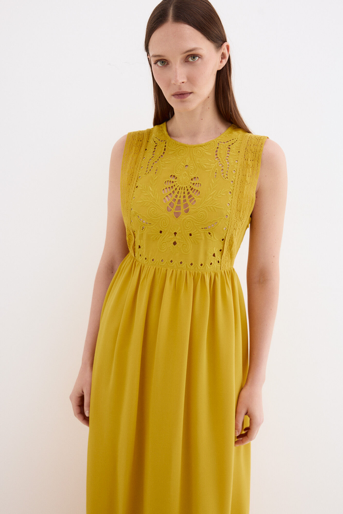 Pedro del Hierro Vestido rom&aacute;ntico bordados Amarillo