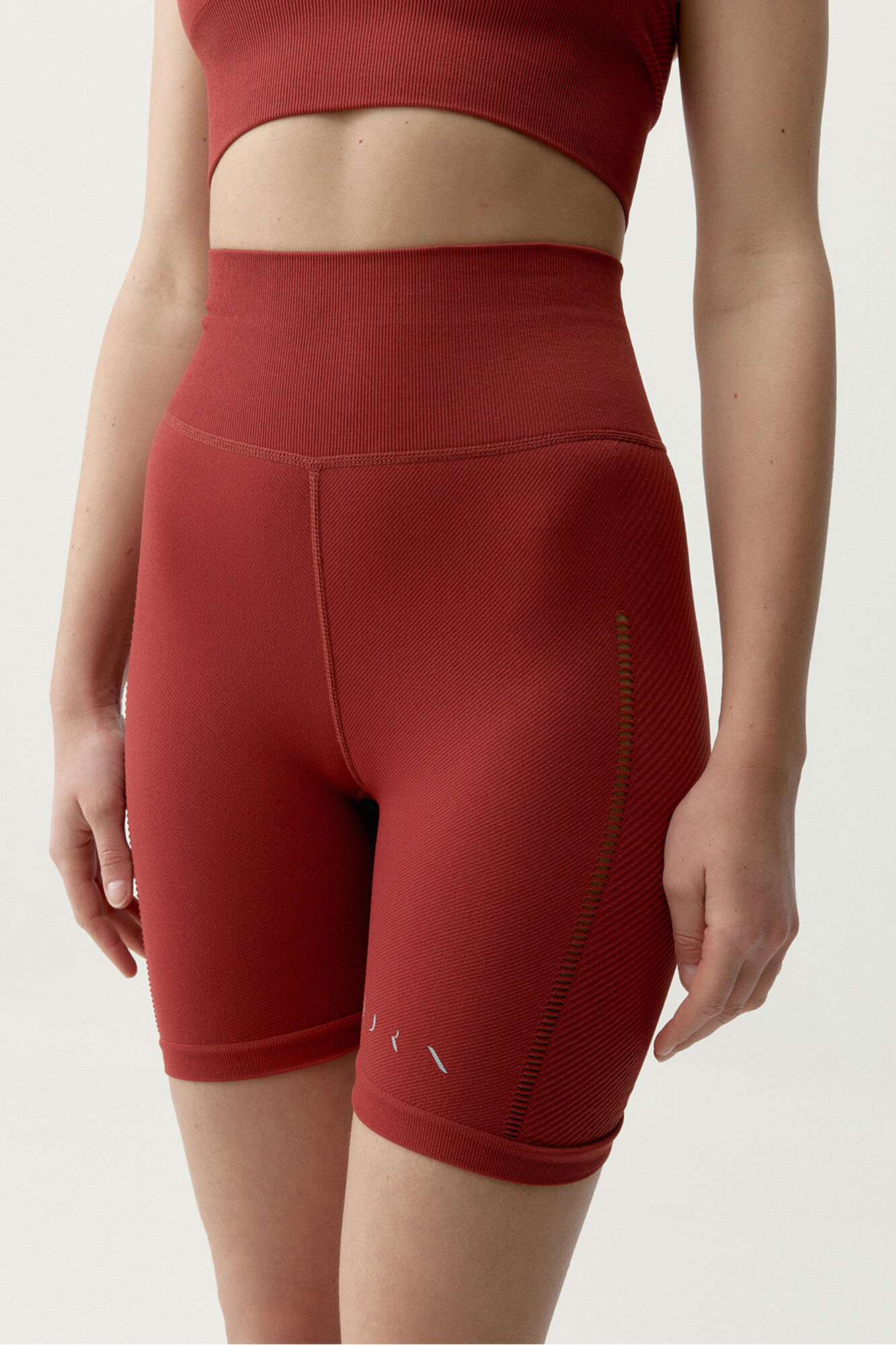 Born Living Yoga Pantal&oacute;n corto deportivo Sunset rojo