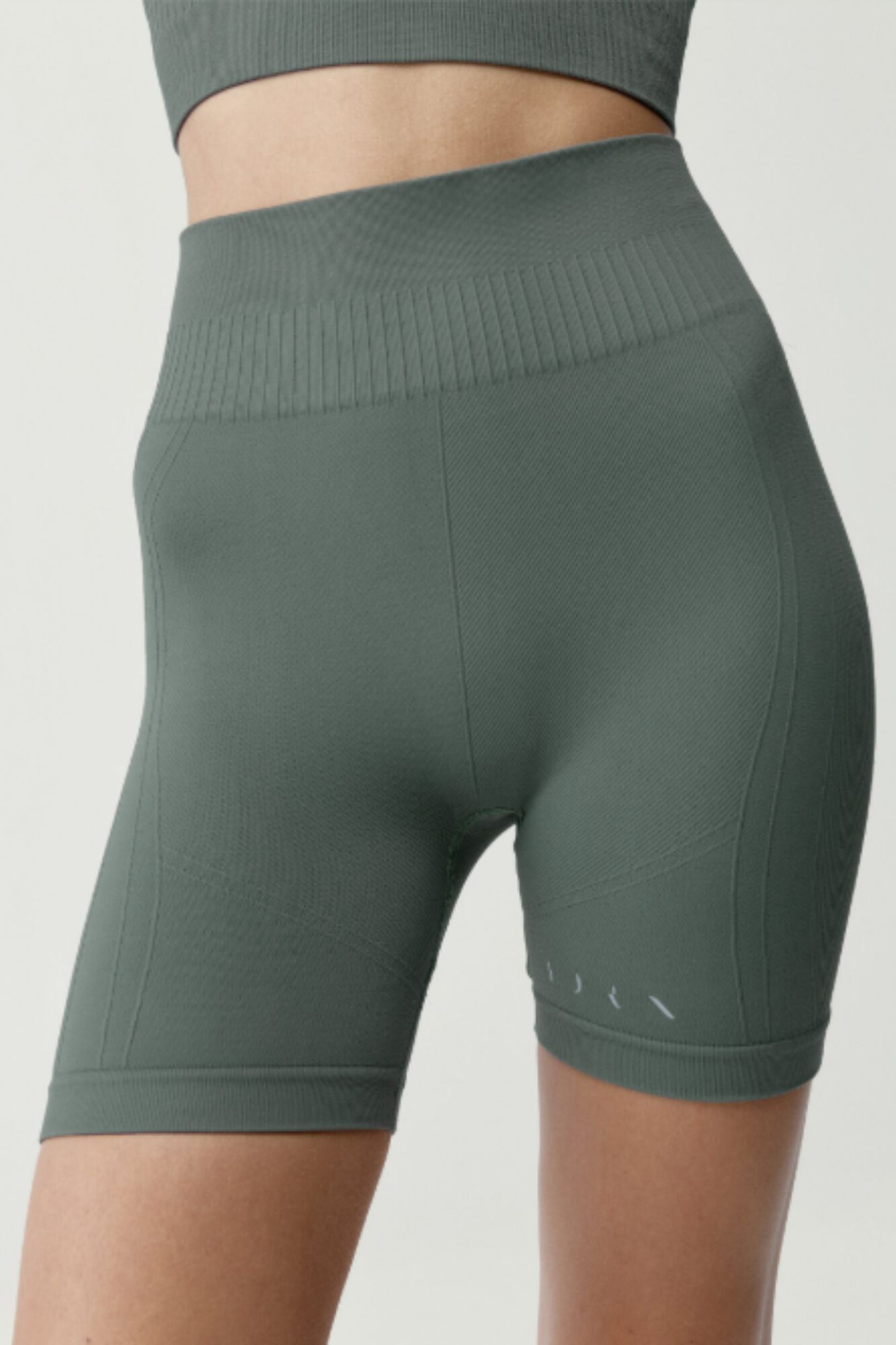 Born Living Yoga Pantalones cortos deportivos Eris verde