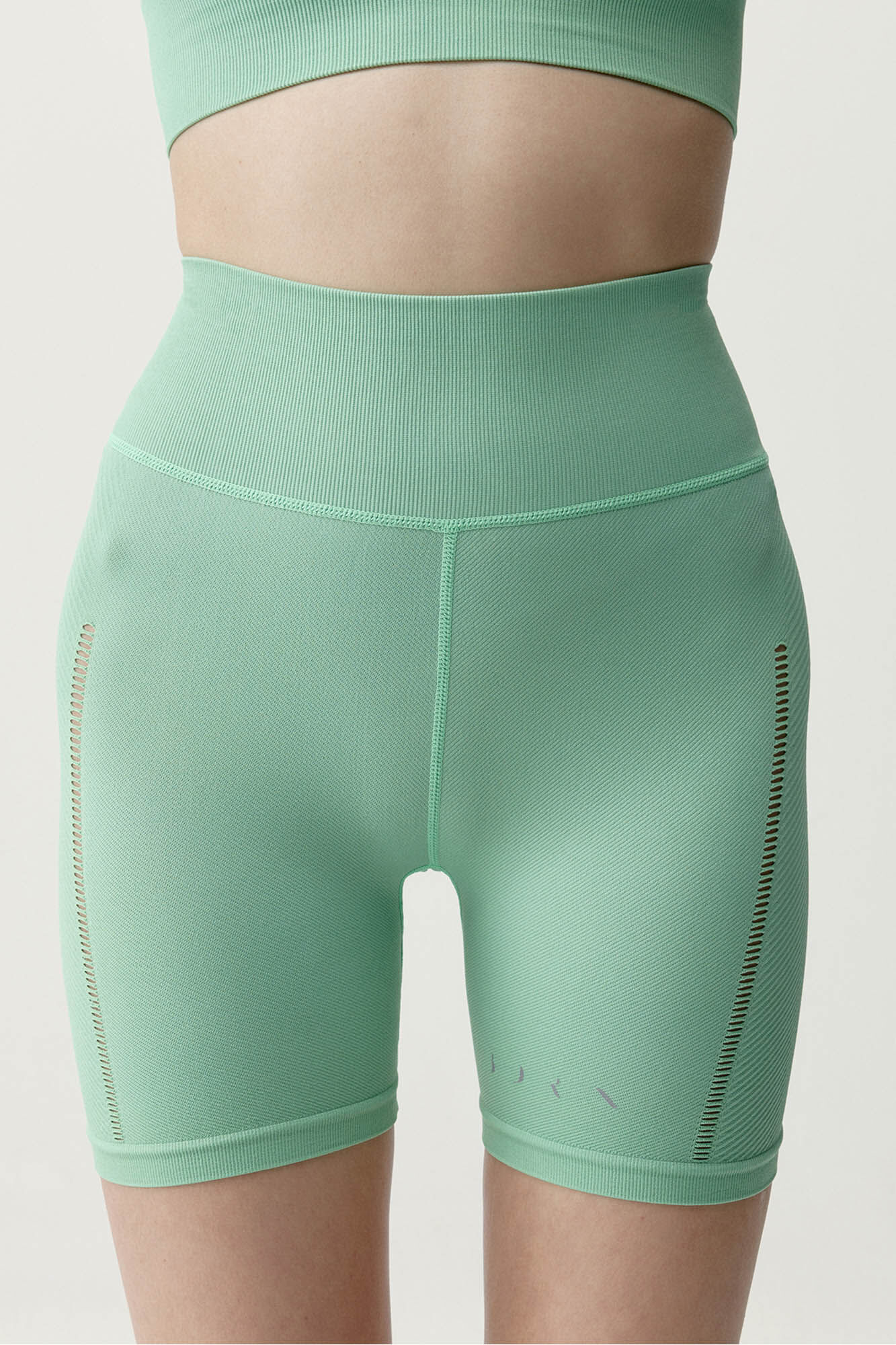 Born Living Yoga Pantal&oacute;n corto deportivo Sunset verde menta
