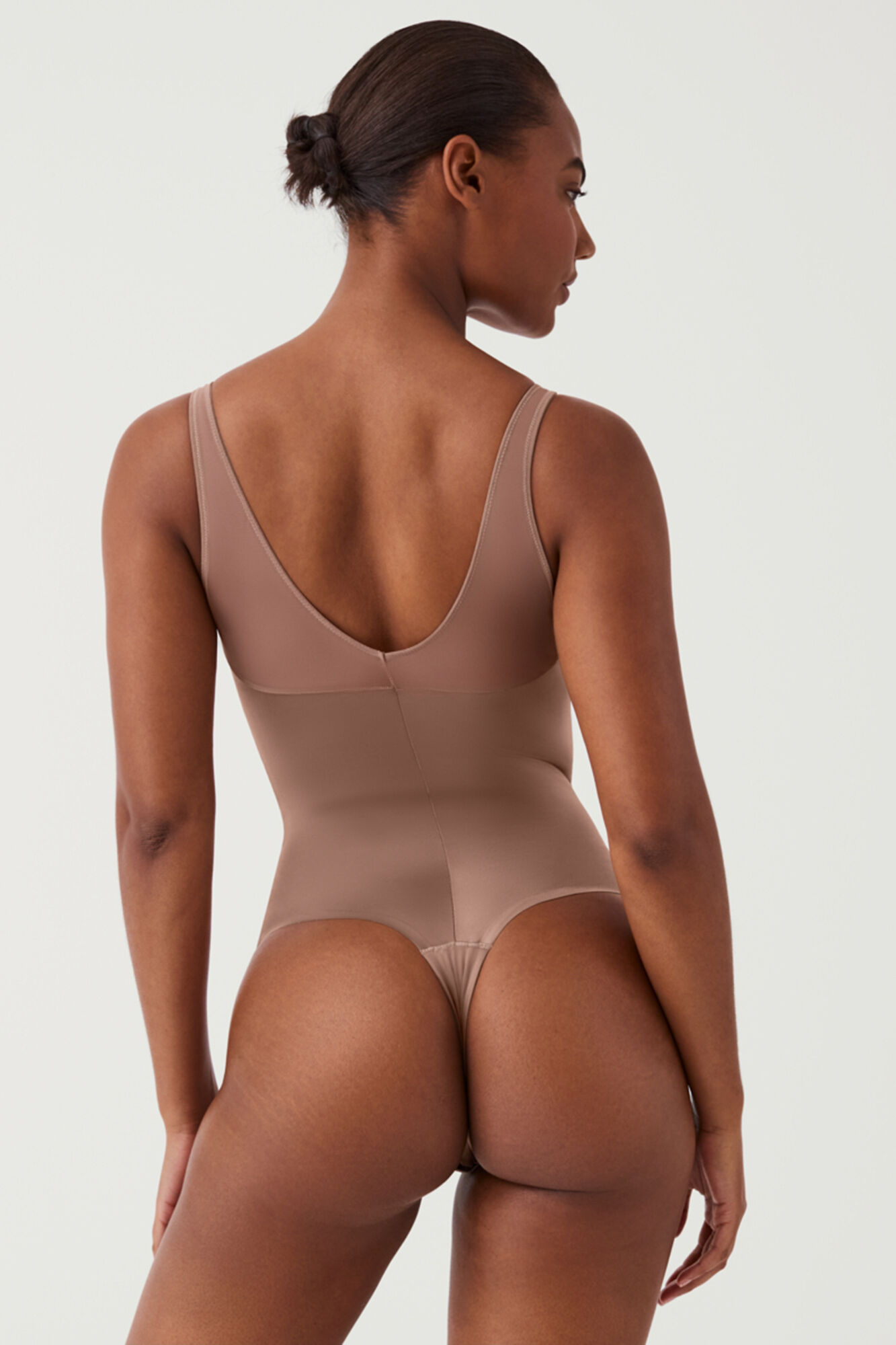 Spanx Body modelador de tule de cetim e tanga de compress&atilde;o de cetim 