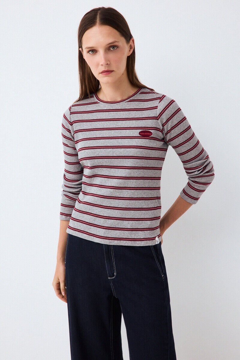 Conjunto de camiseta y jeans