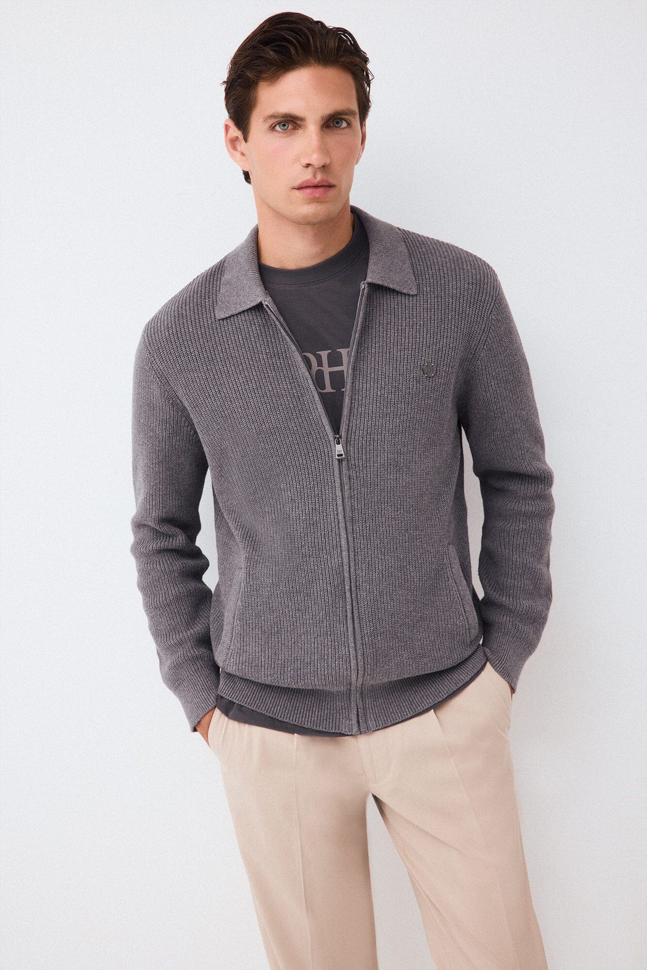 Chinos, t-shirt and fastening set
